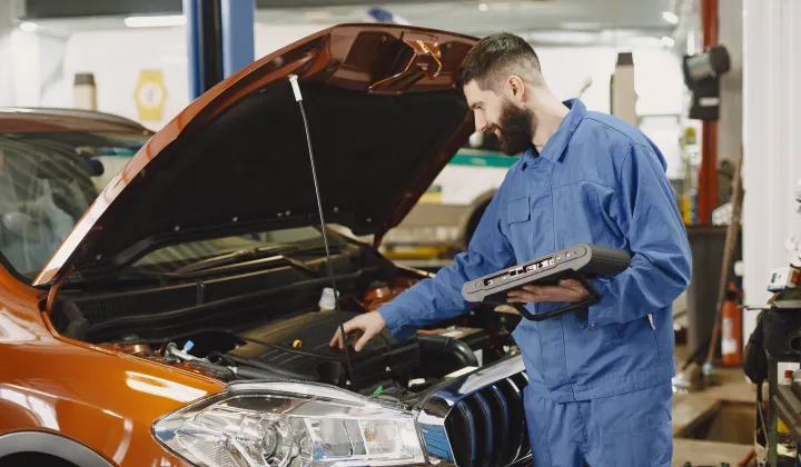 Mechatroniker bei der Motorprüfung