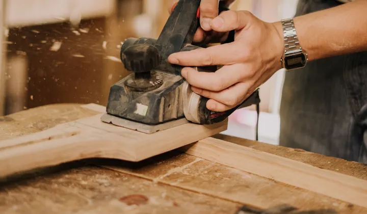 Handwerker bei der Holzbearbeitung