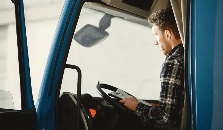 Fahrer bei der Arbeitsvorbereitung im Lkw