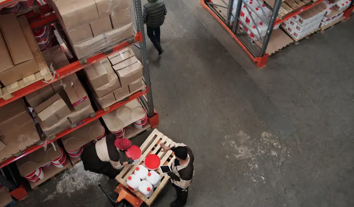 Mitarbeiter bei der Lagerlogistik